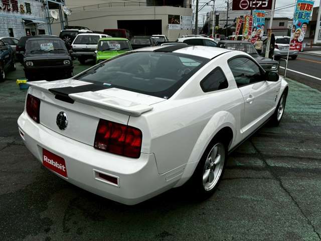 FORD MUSTANG