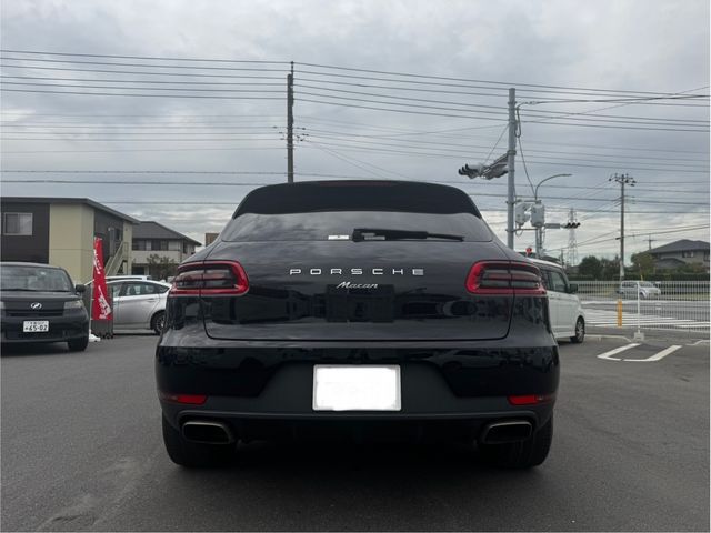 PORSCHE Macan