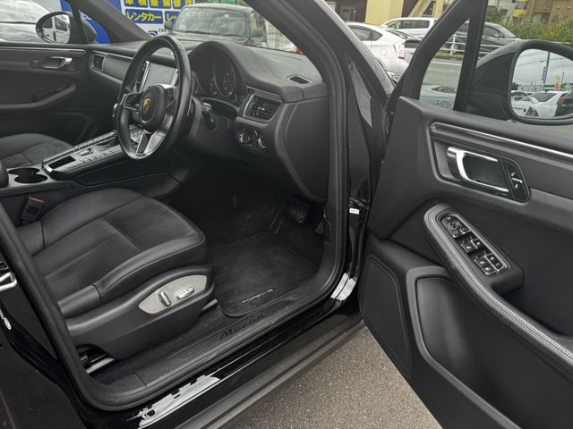 PORSCHE Macan