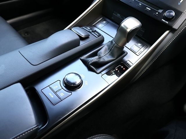 LEXUS IS300h