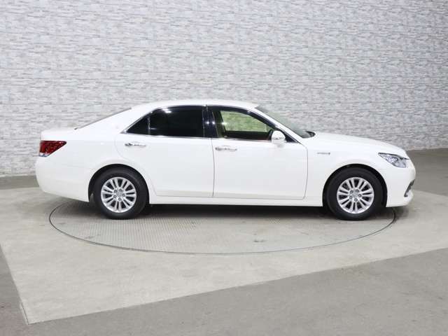 CROWN sedan hybrid