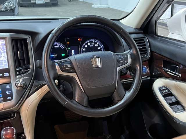 CROWN sedan hybrid