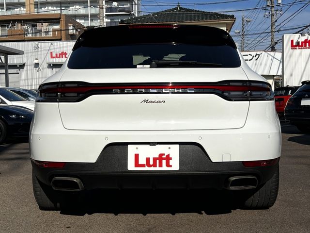 PORSCHE Macan