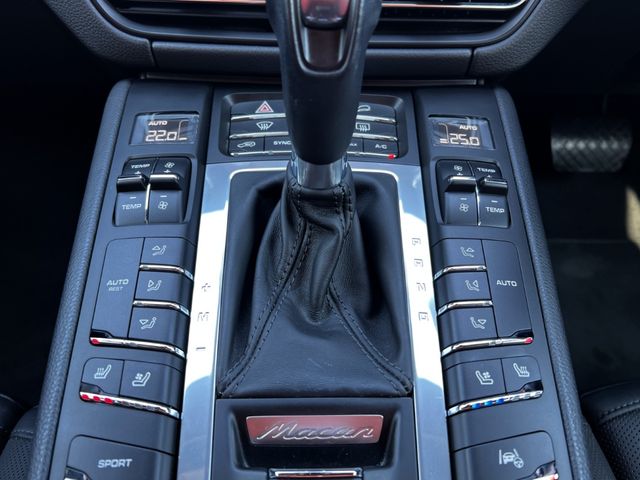 PORSCHE Macan