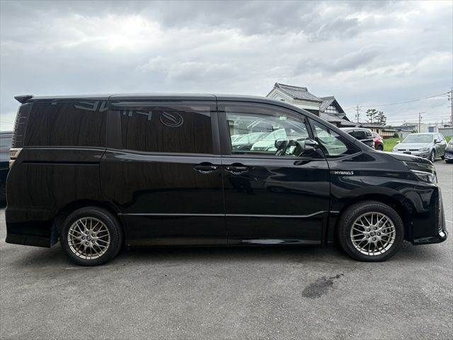 VOXY HYBRID