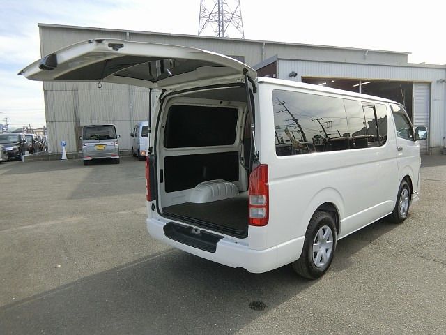 REGIUSACE 2WD van