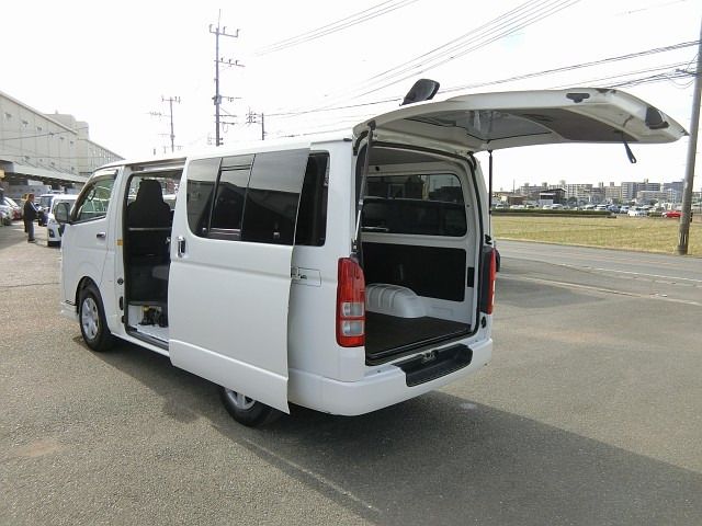 REGIUSACE 2WD van