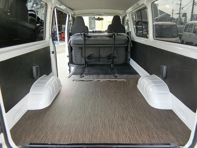 REGIUSACE 2WD van