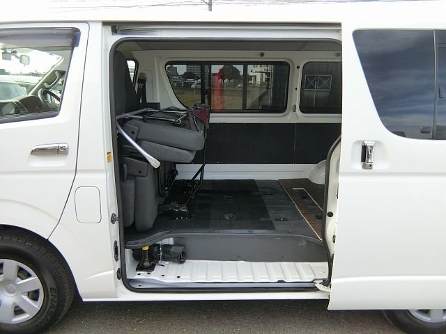 REGIUSACE 2WD van