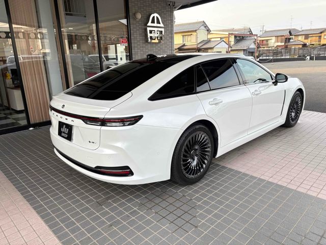 CROWN sedan hybrid
