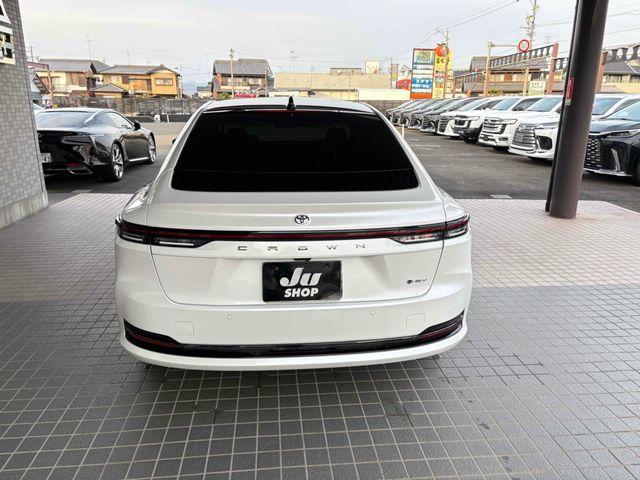 CROWN sedan hybrid