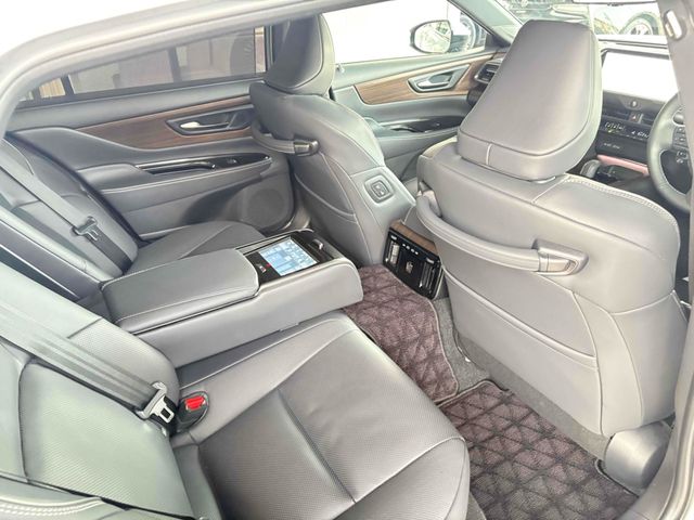 CROWN sedan hybrid