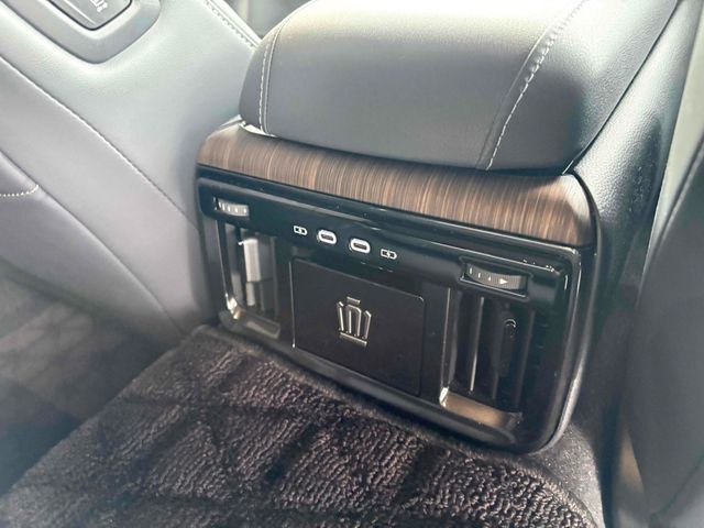 CROWN sedan hybrid