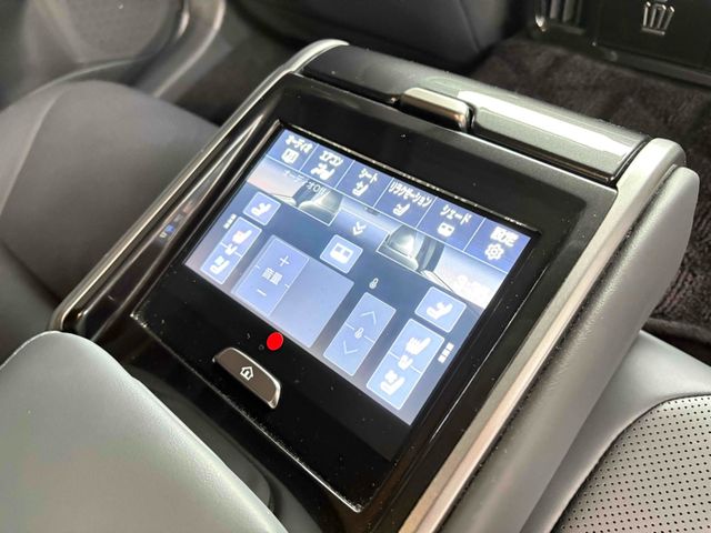 CROWN sedan hybrid