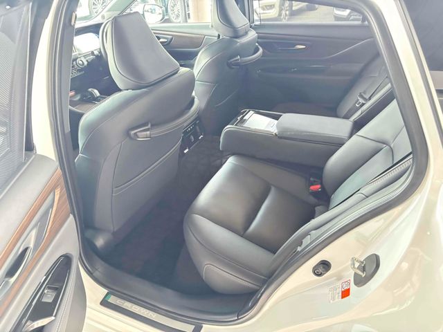 CROWN sedan hybrid