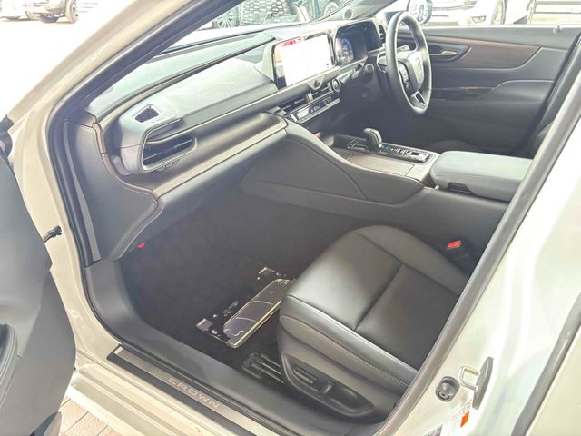 CROWN sedan hybrid