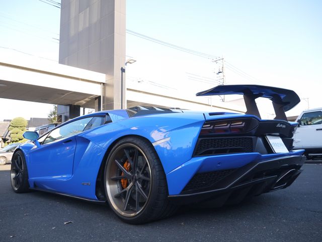 LAMBORGHINI Aventador