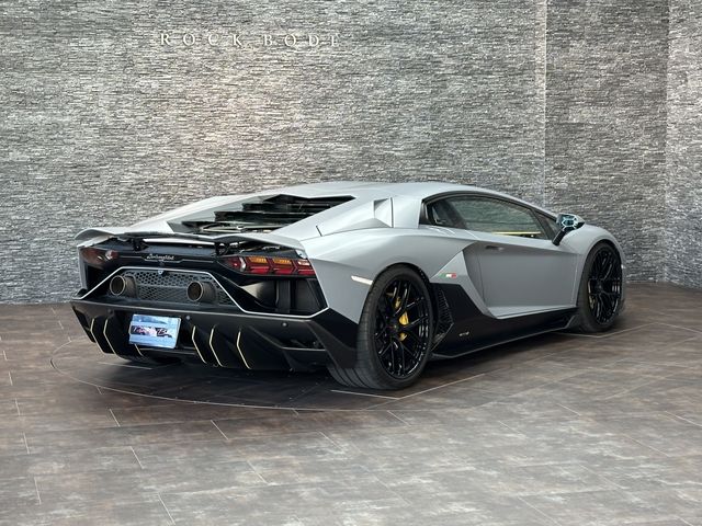LAMBORGHINI Aventador
