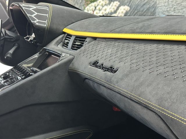 LAMBORGHINI Aventador