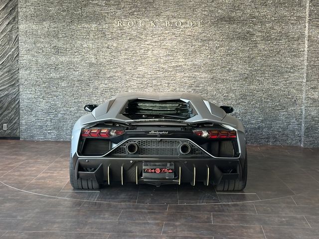 LAMBORGHINI Aventador