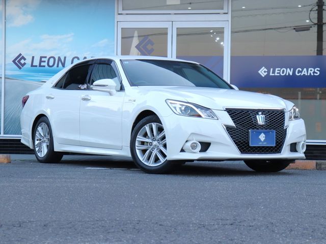 CROWN sedan hybrid