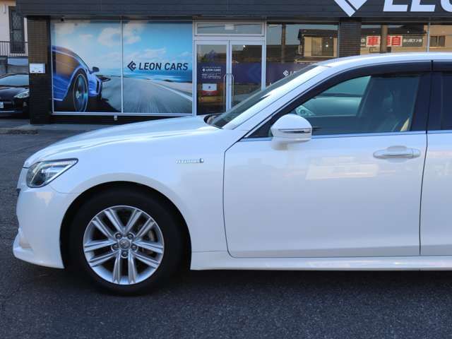 CROWN sedan hybrid