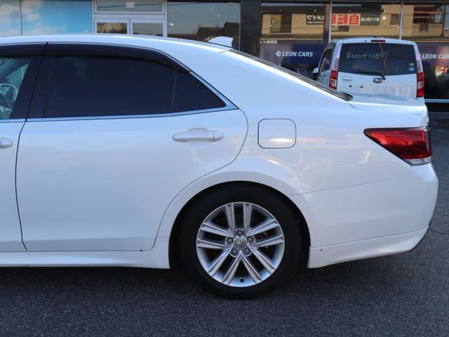 CROWN sedan hybrid