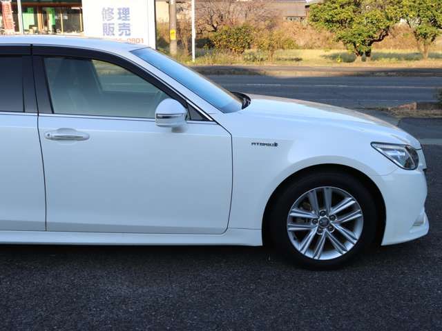 CROWN sedan hybrid