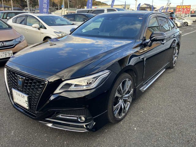 CROWN sedan hybrid