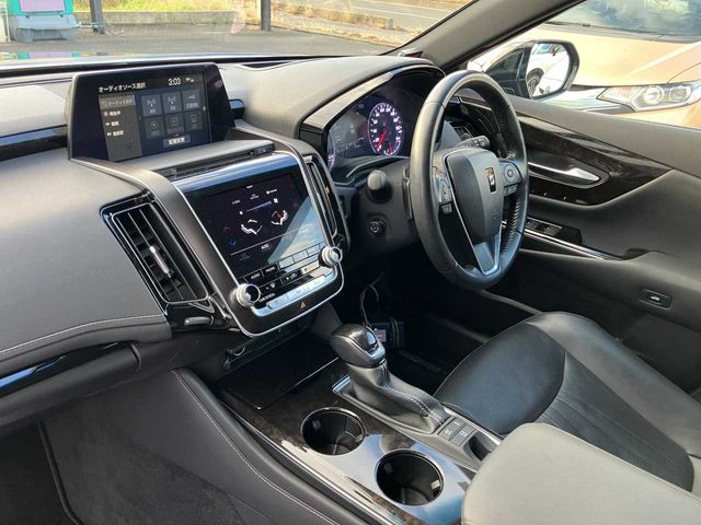 CROWN sedan hybrid