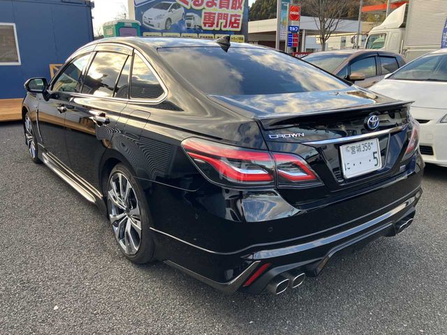 CROWN sedan hybrid