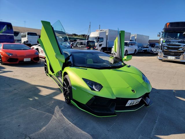 LAMBORGHINI Aventador Roadster