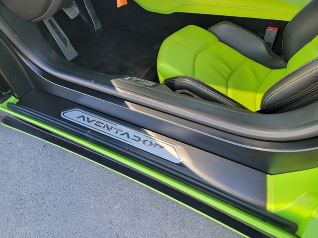 LAMBORGHINI Aventador Roadster