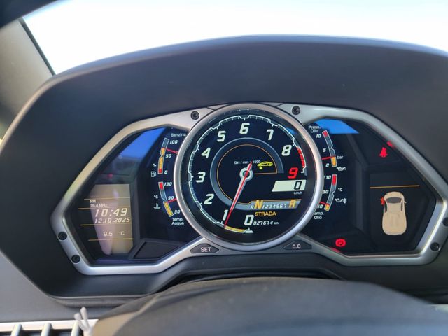 LAMBORGHINI Aventador Roadster