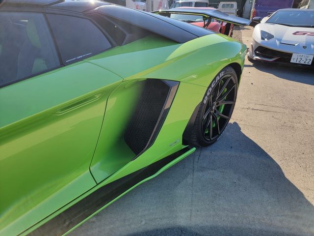 LAMBORGHINI Aventador Roadster