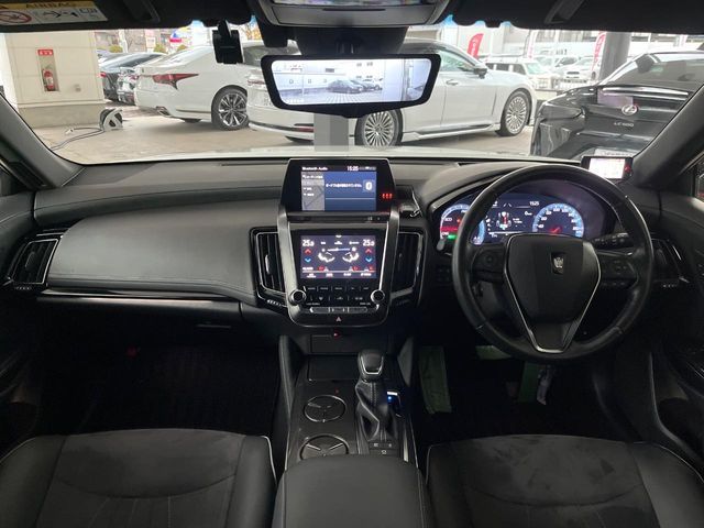 CROWN sedan hybrid