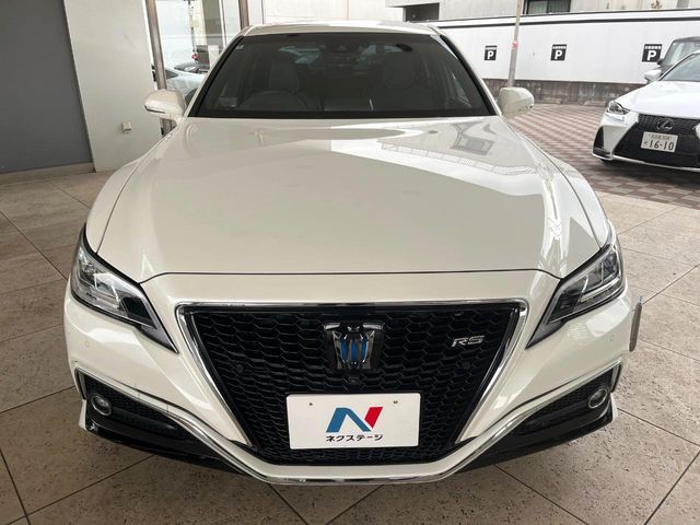 CROWN sedan hybrid