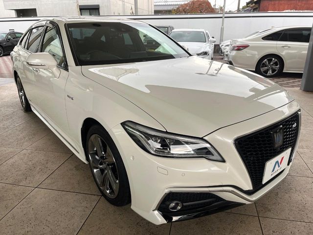 CROWN sedan hybrid