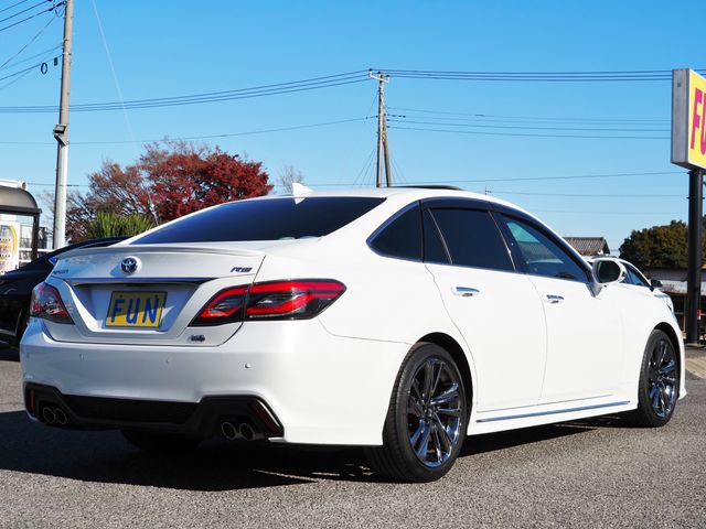 CROWN sedan hybrid