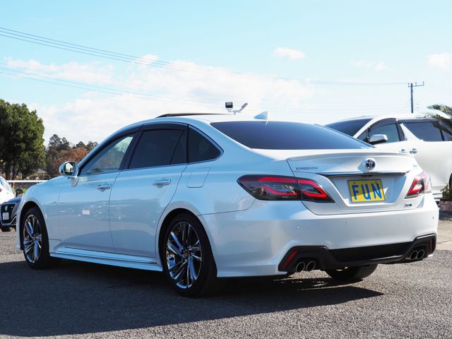CROWN sedan hybrid