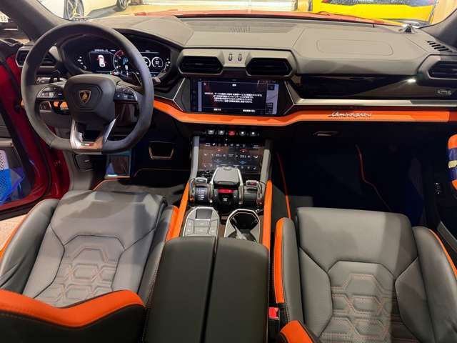 LAMBORGHINI URUS
