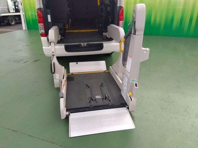 REGIUSACE 2WD van