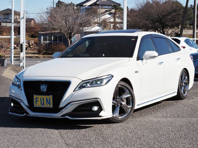 CROWN sedan hybrid
