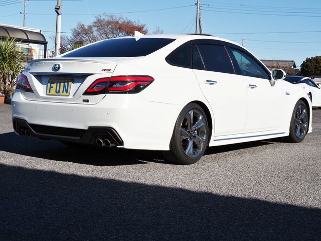 CROWN sedan hybrid