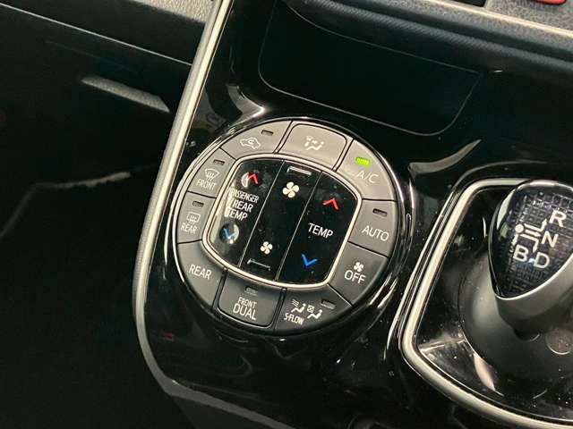 VOXY HYBRID