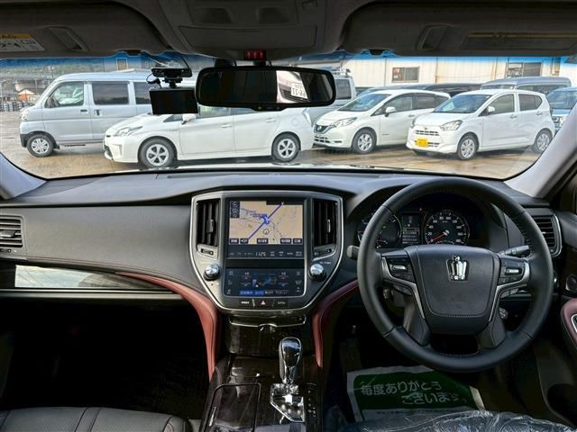 CROWN sedan hybrid