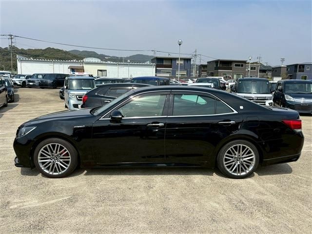 CROWN sedan hybrid
