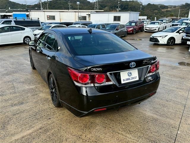 CROWN sedan hybrid