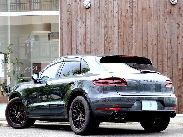 PORSCHE Macan