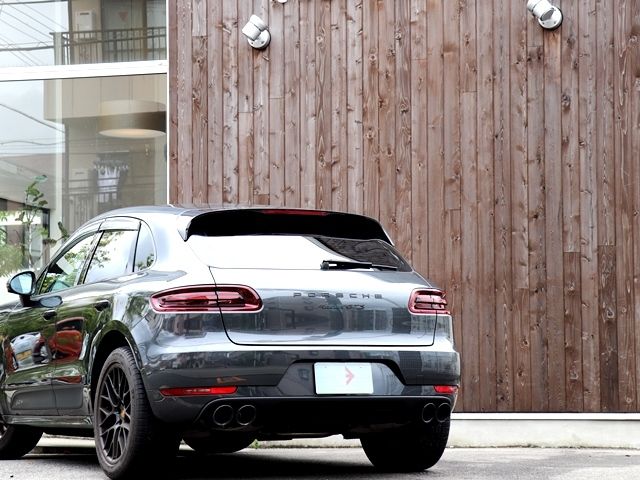 PORSCHE Macan